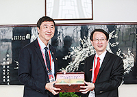 Prof. Wu Zhaohui, President of ZJU, presents a souvenir to Prof. Joseph Sung, Vice-Chancellor of CUHK